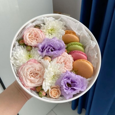 Set bánh macaroon và hoa ( Hàng oder 3-5 ngày)