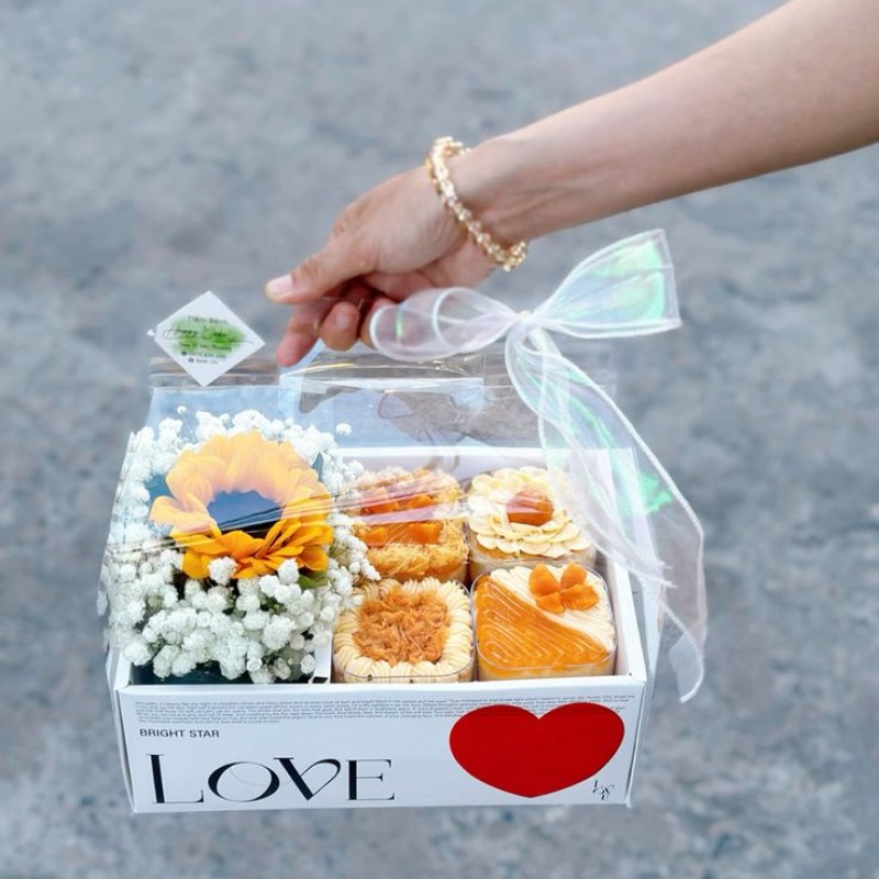 Set 4 bánh ngọt và hoa 